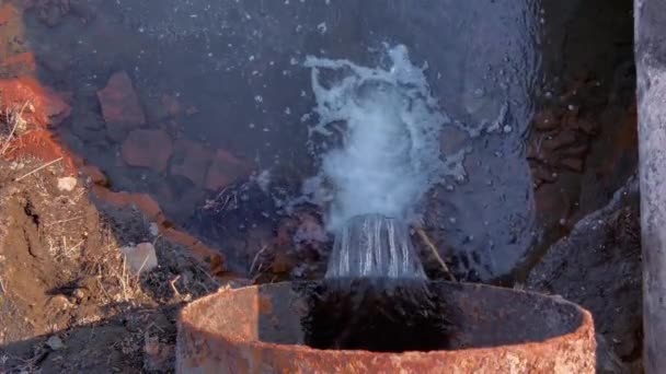 Ein Großes Industrierohr Durch Das Schadstoffe Den Fluss Eingeleitet Werden — Stockvideo