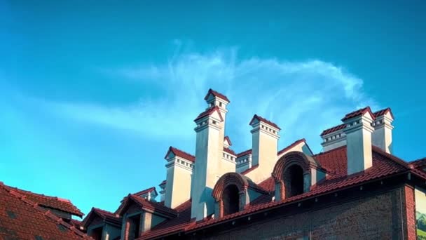 Telhado Uma Casa Velha Com Muitas Chaminés Contra Céu Azul — Vídeo de Stock