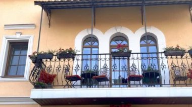 Oturma odası olan güzel çiçekli bir balkon..