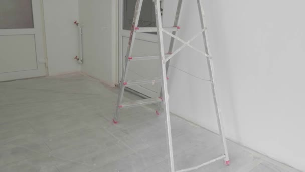 Uma Escadaria Dobrável Fica Uma Sala Branca Qual Reparos Estão — Vídeo de Stock