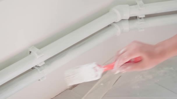 在修理过程中 用喷漆刷在房子里喷漆管子 — 图库视频影像