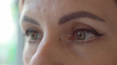 Okurken kadınların gözleri kapalı. Görüş sorunları.