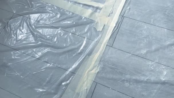 Transparente Polyethylenfolie Zum Schutz Des Fußbodens Während Der Renovierung Vor — Stockvideo