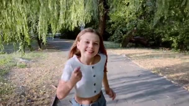 Una Studentessa Gioiosa Della Scuola Corre Parco Con Sorriso Sincero — Video Stock