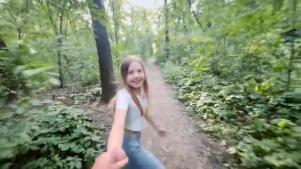Glad Flicka Leder Vid Handen För Promenad Bland Den Gröna — Stockvideo