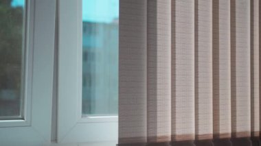 Dikey güneşlikler sıcak bir günde güneşten korur..