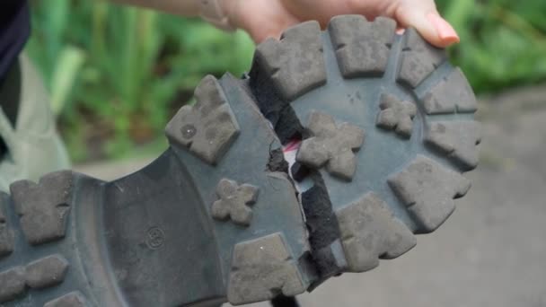 Sapatos Femininos Baixa Qualidade Com Sola Quebrada — Vídeo de Stock