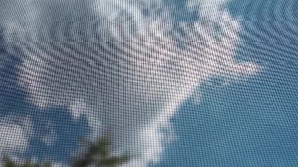 Ciel Bleu Avec Nuages Travers Une Moustiquaire Protectrice — Video