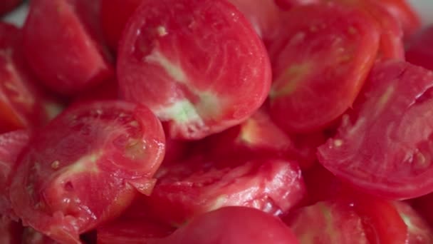 Kawałki Świeżych Pomidorów Bliska Kamerze Slow Motion — Wideo stockowe