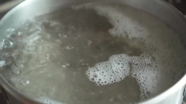 Vařící Voda Kovovém Talíři — Stock video