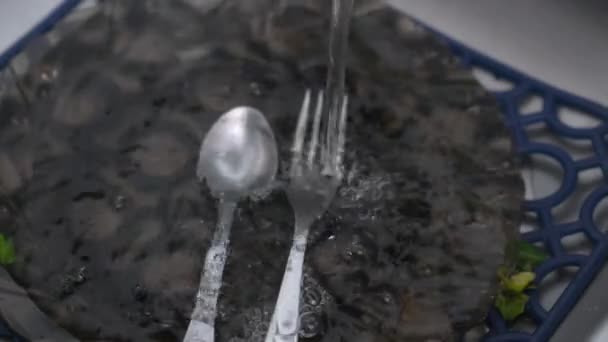 Kirli Bulaşık Çatal Kaşık Tabak Lavaboya Musluktan Bulaşıklara Akan — Stok video