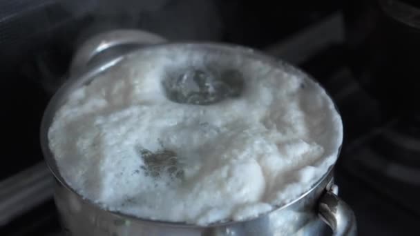 ストーブのソースパンで沸騰しながら白い泡 — ストック動画