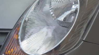 Yansıtıcılı şeffaf plastikten yapılmış araba farları..