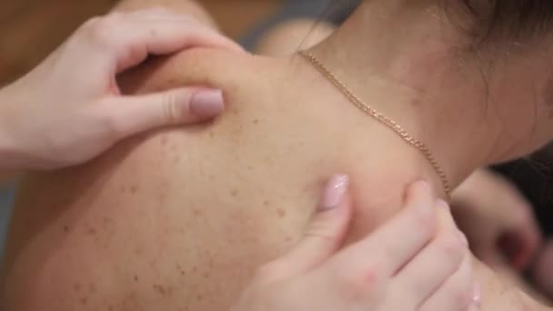 自宅で女性の手マッサージの女性の首 首の痛みの救済 — ストック動画