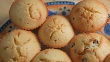 Tabakta altın kabuklu ev yapımı çörekler var..