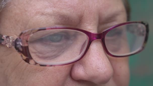 Olhos Mulher Idosa Com Óculos Close — Vídeo de Stock