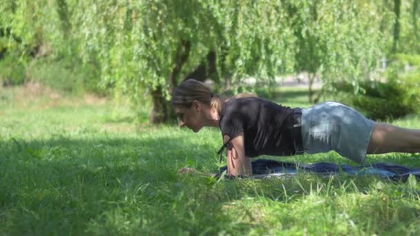 Kvinnan Går För Sport Offentlig Park Skuggan Träd Hon Håller — Stockvideo