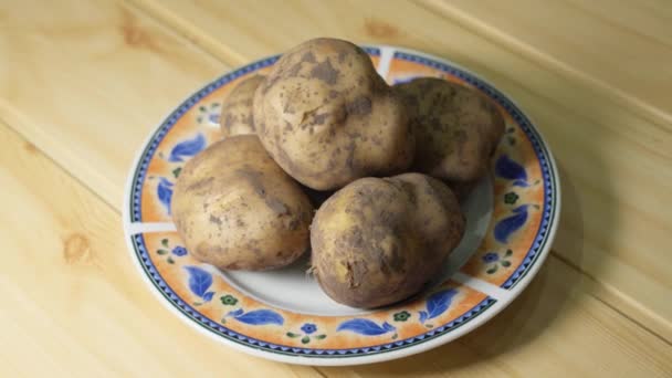 Auf Dem Teller Liegen Große Knollen Ungewaschener Kartoffeln Kamera Zoomt — Stockvideo