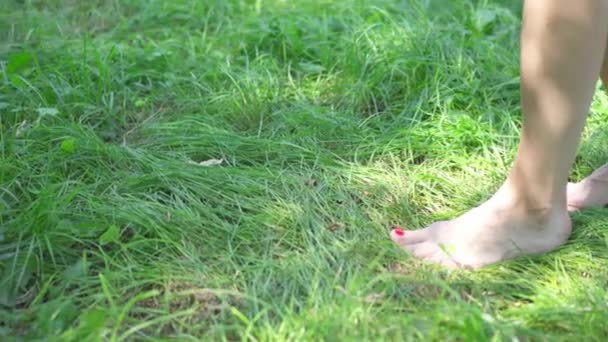 ベア女性の足は緑の草の上を歩きます — ストック動画