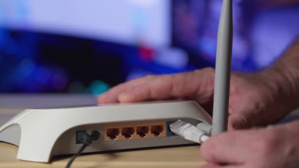 Mão Mestre Que Conecta Conectores Para Internet Roteador — Vídeo de Stock