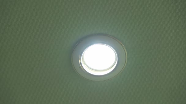 从天花板上掉下来的吊灯坏了 电器安装质量差 安装质量差 — 图库视频影像
