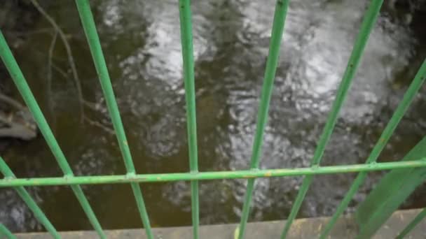 河流流经桥梁金属格栅的景观 — 图库视频影像