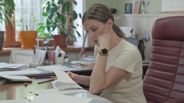 Mujer Negocios Trabaja Oficina Con Documentos Ella Está Enfocada Reflexiva — Vídeos de Stock