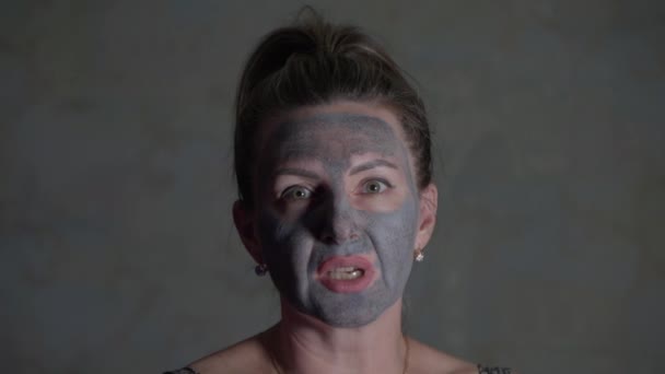 Grappige Vrouw Met Zwart Masker Haar Gezicht Trekt Gezichten Tijdens — Stockvideo