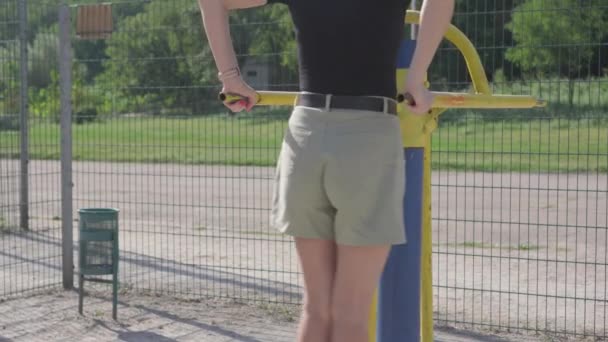 여자는 공원에서 스포츠 필드에 위치한 시뮬레이터에 허리에 — 비디오