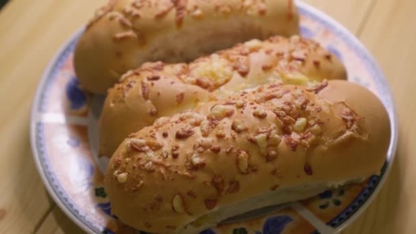 Zoete Zelfgemaakte Broodjes Met Kaas Liggen Bord — Stockvideo