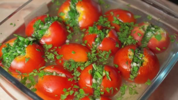 盛了泡菜的西红柿放在玻璃器皿里 — 图库视频影像