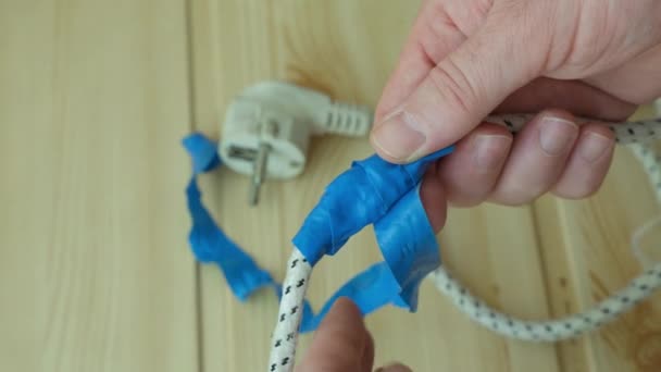Yourself Reparatur Beschädigter Elektrokabel Mit Blauem Isolierband — Stockvideo