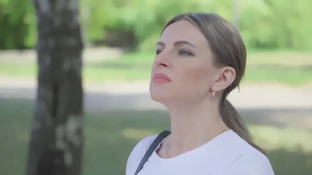 여자는 공원에 벤치에 꽃가루에 알레르기 반응으로 재채기 — 비디오