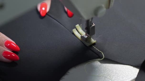 Пальцы Швеи Работающие Швейной Машинке Время Шитья Одежды Мастерской Красный — стоковое видео