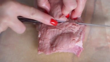Domuz eti pişirmek, kesme tahtasında bıçakla çiğ et kesmek..