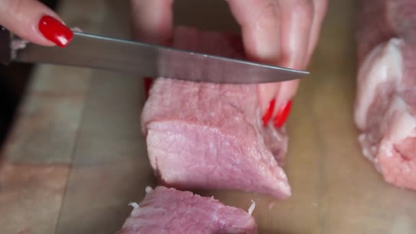 Vrouwenhanden Snijden Rauw Varkensvlees Stukken — Stockvideo