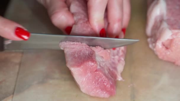 Femeia Taie Bucată Carne Porc Crudă Cuțit Bucătărie — Videoclip de stoc