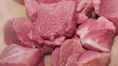 Kesik domuz parçaları mutfak masasında, yavaş kamera hareketi.