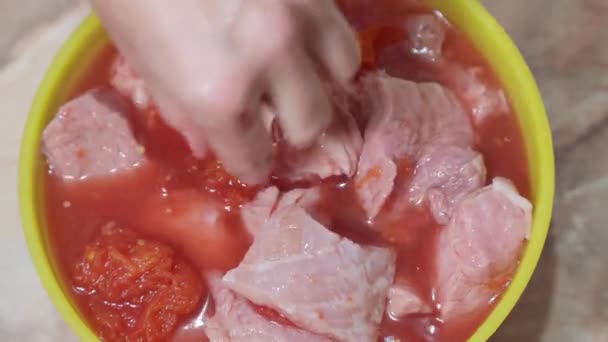 Marinar Pedaços Picados Porco Suco Tomate — Vídeo de Stock