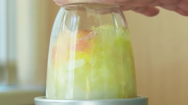 用电动搅拌机制作果汁 — 图库视频影像