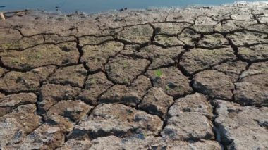Su boşaldıktan sonra aşınmış toprak. Küresel ısınma sorunları.