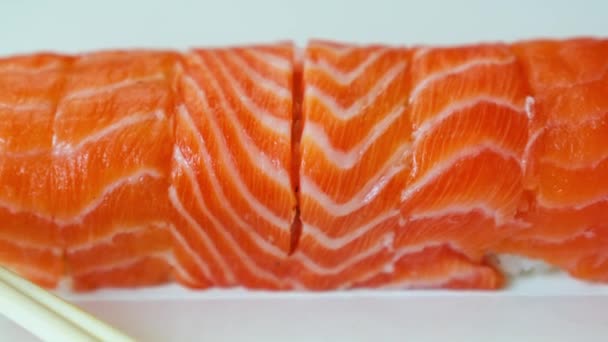 Rulourile Japoneze Somon Roșu Pește Sunt Într Pachet Alb — Videoclip de stoc