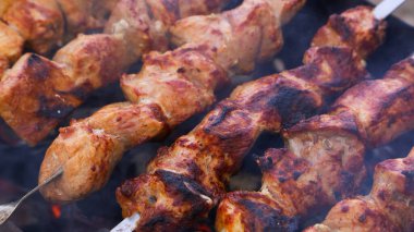Küçük et parçalarını ateşte kızartıyorlar..