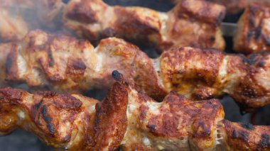 Sıcak kömürde pişirilmiş et..