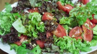 Sağlıklı ve vitamin zengini sebze ve bitkilerden yapılmış vejetaryen salatası. Yakın plan..