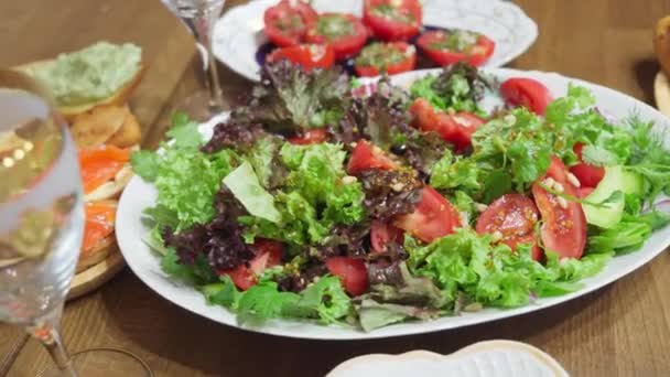 Ensalada Verduras Verduras Platos Sobre Mesa Comedor — Vídeos de Stock