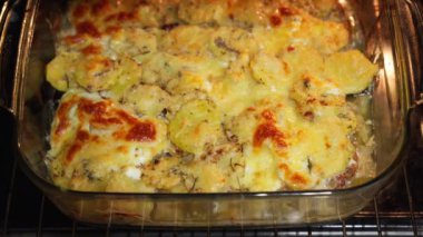 Bir tabak patates ve et ev mutfağında fırında kızartılır..