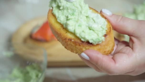 Aperatifi Hazırlamak Için Avokado Sosunu Kızarmış Ekmeklerin Üzerine Dökün — Stok video