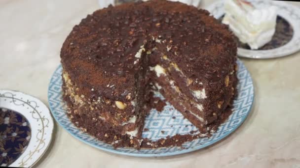 Brauner Schokoladenkuchen Steht Auf Esstisch — Stockvideo