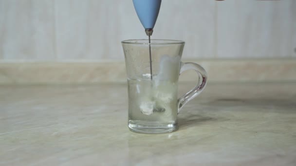 Mengaduk Krim Susu Dalam Gelas Ketika Menyiapkan Minuman Menggunakan Mixer — Stok Video